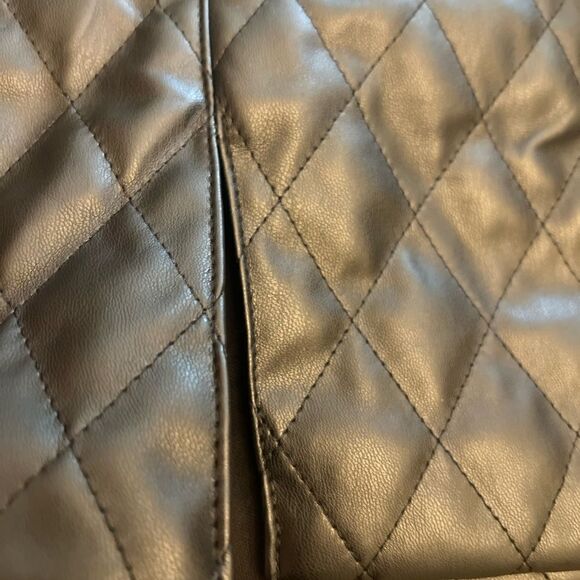 Women’s Entro Quilted front slit snap mini skirt. Size Medium. Faux Leather. - Picture 3 of 7